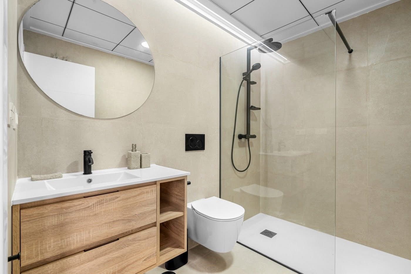 Badezimmer mit Holz-Waschtisch und bodengleicher Dusche