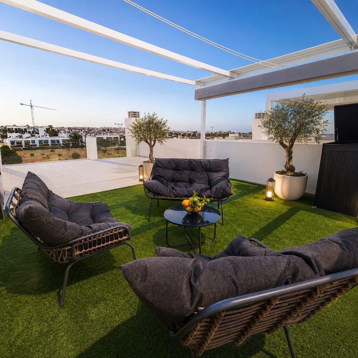 Möblierte Dachterrasse mit Lounge und Essplatz