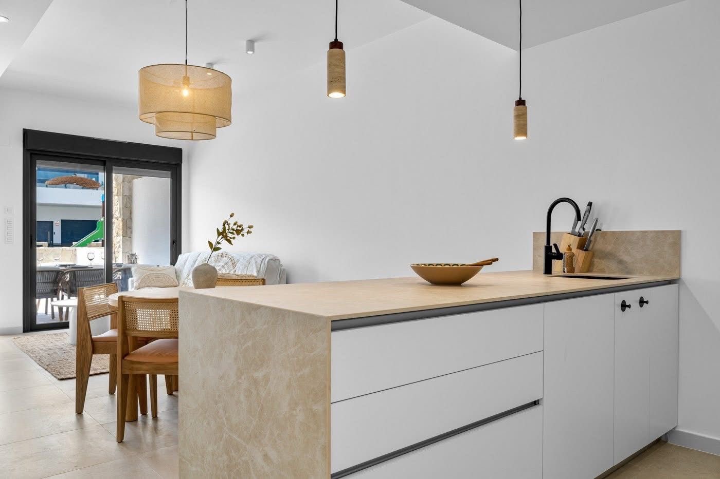 Moderne Einbauküche mit Kochinsel in Weiß und Holz