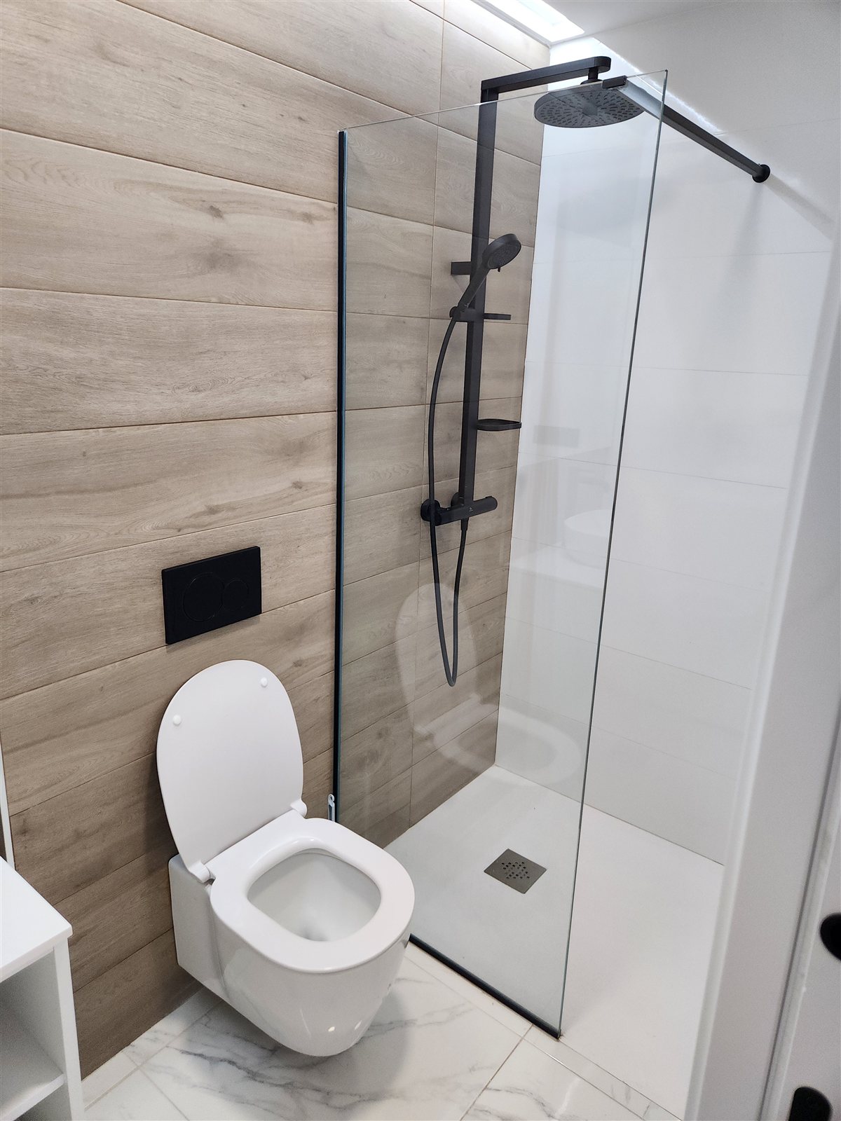 Fertiggestelltes Bad mit Walk-in-Dusche, real fotografiert