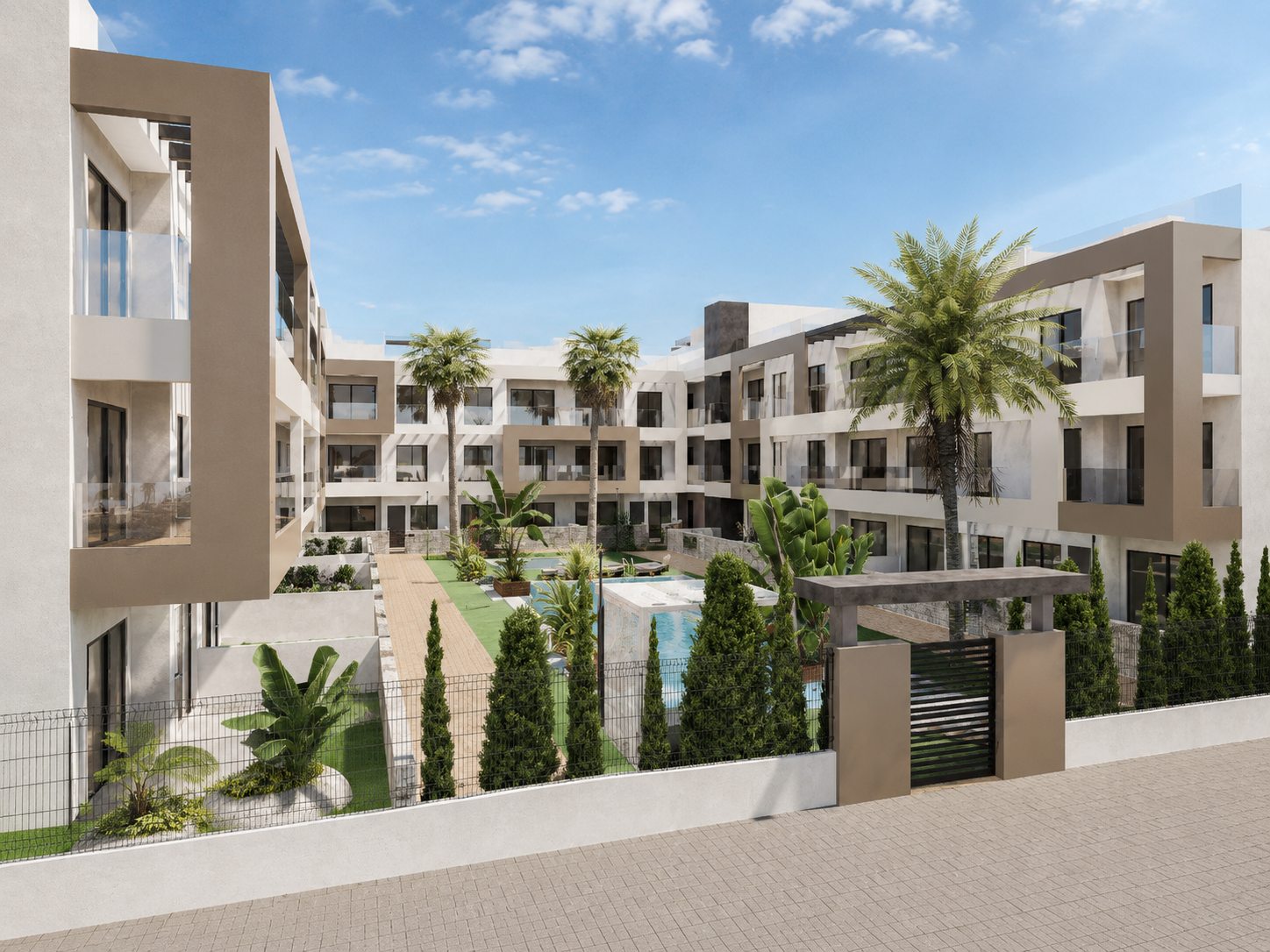 Wohngebäude mit Palme und Pool im Vordergrund